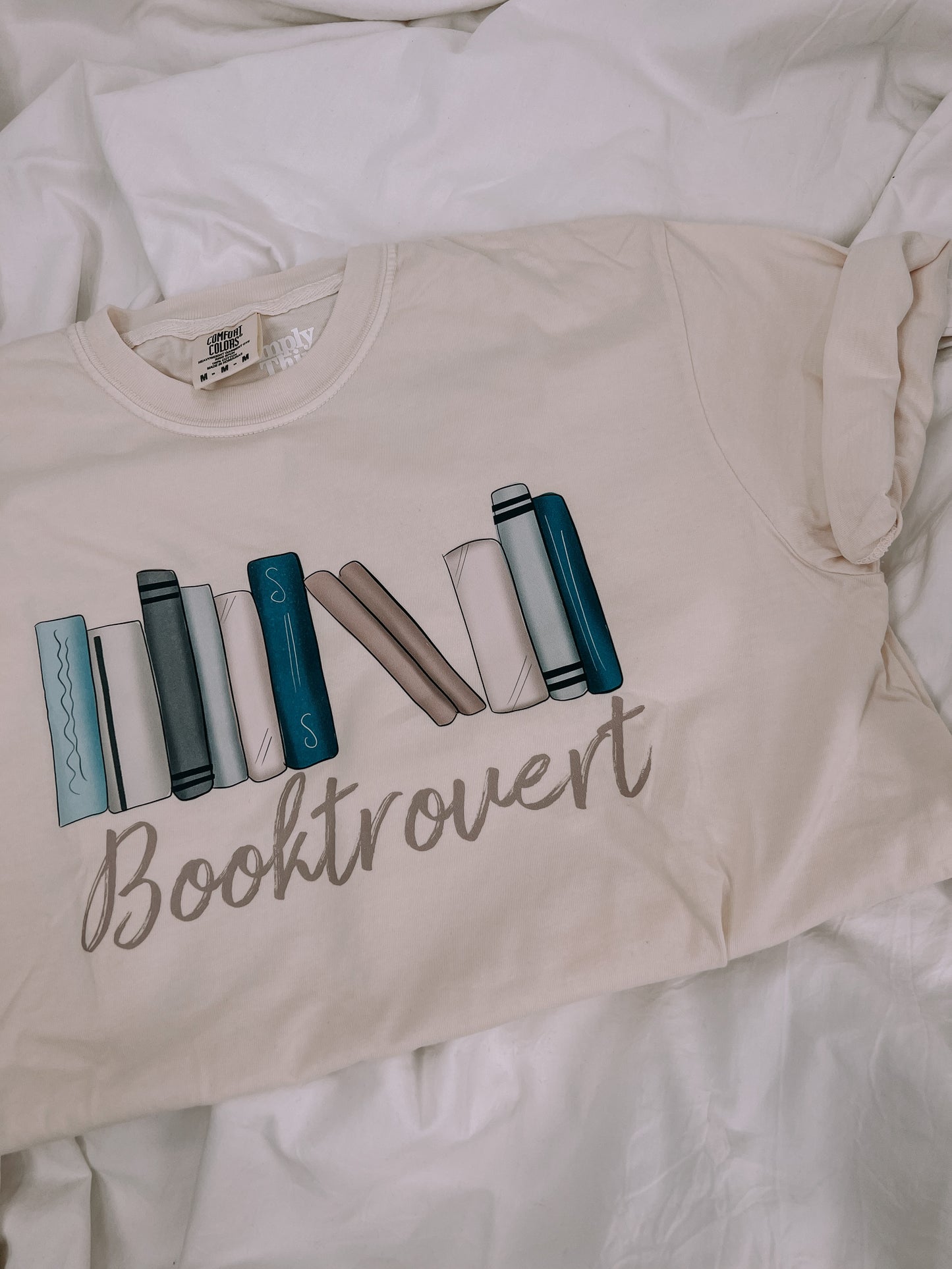 Booktrovert Tee